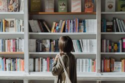 Báo động làn sóng mua sách tràn lan theo BookTok