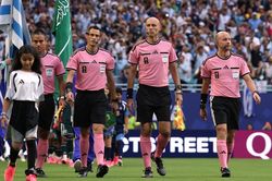 V&igrave; sao trọng t&agrave;i mặc &aacute;o hồng trong trận Uruguay - Saudi Arabia?