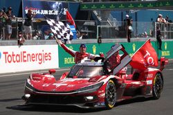Đánh bại Ferrari, Toyota trở lại ngôi vương tại Le Mans