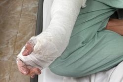 T&igrave;nh trạng chủ qu&aacute;n bị kh&aacute;ch 'b&ugrave;ng' tiền 30 b&aacute;nh chưng, ch&eacute;m nhập viện