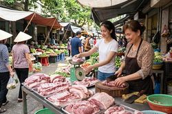 Giá heo hơi hôm nay 16.6: Miền Bắc giữ đỉnh 68.000 đồng/kg