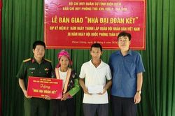 Bàn giao nhà 'Đại đoàn kết' cho hộ nghèo xã vùng cao Phình Giàng