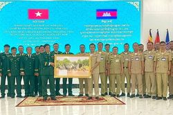 Bộ đội Bi&ecirc;n ph&ograve;ng Đồng Th&aacute;p v&agrave; Ty C&ocirc;ng an tỉnh Prey Veng k&yacute; kết thỏa thuận hợp t&aacute;c