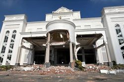 Hình ảnh tháo dỡ khu phức hợp hoành tráng xây không phép trên 'đất vàng' ở Đồng Nai