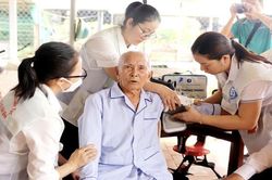 L&atilde;nh đạo TPHCM y&ecirc;u cầu kh&aacute;m sức khỏe to&agrave;n d&acirc;n kh&ocirc;ng chạy theo th&agrave;nh t&iacute;ch