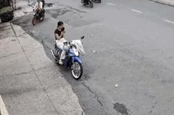 Camera ghi cảnh cướp giật t&aacute;o tợn, c&ocirc;ng an nhanh ch&oacute;ng bắt 2 nghi phạm