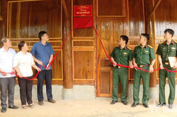 Bộ CHQS tỉnh Điện Biên trao nhà 'Đại đoàn kết' tặng gia đình có hoàn cảnh khó khăn