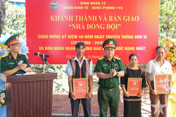 Đoàn Kinh tế - Quốc phòng 715 bàn giao 'Nhà đồng đội' và công trình 'Sao sáng buôn làng'