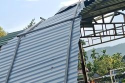 Lốc xoáy làm hư hỏng hàng chục ngôi nhà tại xã Sơn Linh
