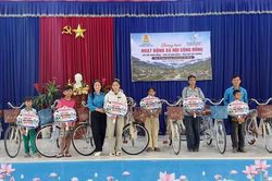 Trao tặng quà an sinh trị giá hơn 220 triệu đồng tại xã Nam Giang