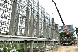 Nỗ lực thi công dưới thời tiết nắng nóng