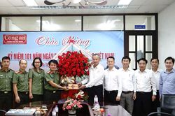 L&atilde;nh đạo th&agrave;nh phố thăm, ch&uacute;c mừng Ban Chuy&ecirc;n đề C&ocirc;ng an TP Đ&agrave; Nẵng nh&acirc;n Ng&agrave;y b&aacute;o ch&iacute; c&aacute;ch mạng Việt Nam