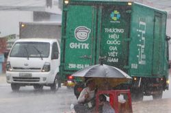 Những phận đời mưu sinh dưới mưa