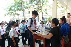 Gần 7.000 học sinh mượn sách giáo khoa miễn phí
