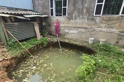 Sau tiếng động lớn, hố sâu 4m xuất hiện giữa khu dân cư