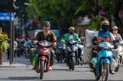 [SPOTLIGHT] Hà Nội thí điểm hạn chế xe máy cũ từ 1/7 tại phố cổ