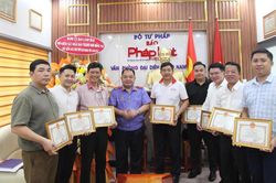 VKSND TP Đồng Nai tặng giấy khen cho tập thể cán bộ, phóng viên Văn phòng đại diện TP HCM và Đông Nam Bộ - Báo Pháp luật Việt Nam