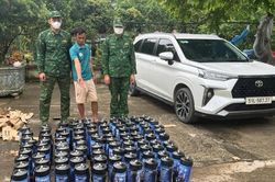 Thu giữ 92 b&igrave;nh kh&iacute; cười nghi nhập lậu ở cửa khẩu Ho&agrave;nh M&ocirc;
