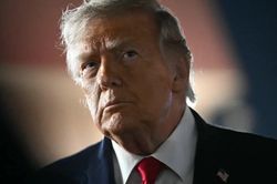 Tổng thống Mỹ Trump: C&aacute;c t&agrave;u thuyền đang bắt đầu di chuyển tự do qua eo biển Hormuz