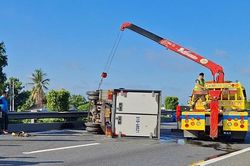 Xe tải nổ lốp lật ngửa tr&ecirc;n cao tốc