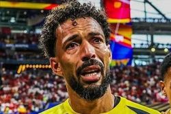 Thủ môn chặn đứng hàng thủ Tây Ban Nha ở World Cup nổi tiếng chóng mặt sau một đêm