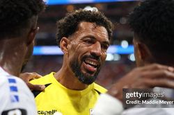 Thủ môn chặn đứng hàng thủ Tây Ban Nha ở World Cup nổi tiếng chóng mặt sau một đêm