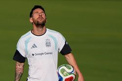 HLV Argentina: 'Cả thế giới đang chờ Messi'