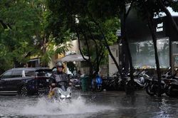 Mưa như trút hơn 1 giờ, khu Thảo Điền ngập sâu