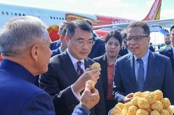 Thủ tướng Lê Minh Hưng thưởng thức bánh mì muối, kẹo trắc-trắc tại lễ đón ở sân bay Kazan