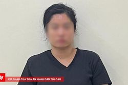 Người phụ nữ đặt đồ ăn kh&ocirc;ng trả tiền, cầm dao ch&eacute;m chủ cửa h&agrave;ng