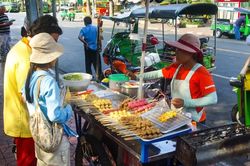 Bangkok quản trị vỉa hè: Đô thị hiện đại vẫn có nơi để người nghèo mưu sinh