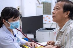 Bộ Y tế trả lời kiến nghị miễn phí BHYT cho người dân từ 65 tuổi trở lên