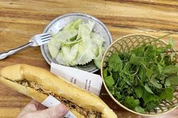 Hơn 40 người nghi ngộ độc sau khi ăn b&aacute;nh m&igrave; ở Đ&agrave; Nẵng