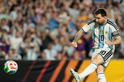 Argentina đấu Algeria: Kỷ lục World Cup của 'cậu bé tóc đỏ' Messi