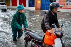 TPHCM cứ chiều lại đổ mưa: Người d&acirc;n b&igrave; b&otilde;m đẩy xe giữa d&ograve;ng nước ở 'khu nh&agrave; gi&agrave;u'