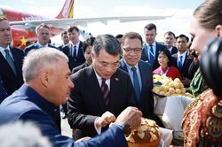 Nga chào đón Thủ tướng Lê Minh Hưng bằng nghi thức mời bánh mì muối, kẹo ngọt
