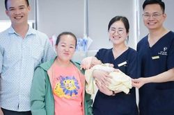 14 năm hiếm muộn, cặp vợ chồng đón 'phép màu' từ phôi thai cuối cùng tại Bệnh viện Đa khoa Hà Nội