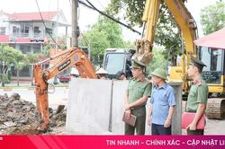 C&aacute;n bộ an ninh g&oacute;p phần 'hạ nhiệt' c&aacute;c địa b&agrave;n 'n&oacute;ng'