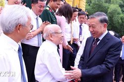 Tổng B&iacute; thư, Chủ tịch nước T&ocirc; L&acirc;m gặp mặt 101 nh&agrave; b&aacute;o ti&ecirc;u biểu