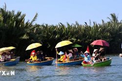 Ngồi thuyền th&uacute;ng giữa rừng dừa Cẩm Thanh: Trải nghiệm kh&ocirc;ng thể bỏ lỡ