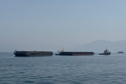 Tổng thống Trump công bố về 'tuyến cao tốc ở Hormuz'; tàu Iran đầu tiên qua Vịnh Oman