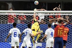World Cup 2026: 'Người nhện' Vozinha khiến h&agrave;ng c&ocirc;ng T&acirc;y Ban Nha bất lực như thế n&agrave;o?
