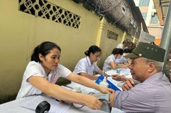 H&agrave; Nội chi 'mạnh tay' cho y b&aacute;c sĩ lu&acirc;n phi&ecirc;n về tuyến dưới