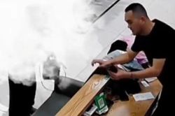Người phụ nữ thử đồ suốt 2 tiếng v&agrave; c&aacute;i kết khiến chủ cửa h&agrave;ng cười lớn