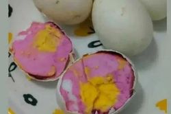 Người phụ nữ 'sốc nặng' khi phát hiện trứng luộc chuyển sang màu hồng