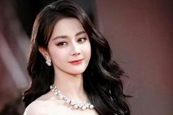 Nữ diễn vi&ecirc;n Địch Lệ Nhiệt Ba g&acirc;y sốt khi trở lại thảm đỏ
