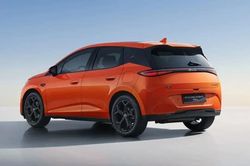 Xe hatchback động cơ PHEV, công suất 163 mã lực, thiết kế thể thao, giá 730 triệu đồng