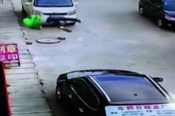 B&eacute; trai 3 tuổi rơi từ ban c&ocirc;ng tầng 2, va tr&uacute;ng &ocirc; t&ocirc; rồi tự đứng dậy chạy