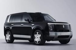 SUV hạng sang dài gần 5,4 mét, công suất 594 mã lực, giá gần 2 tỷ đồng