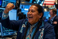 Dow Jones chạm kỷ lục sau thỏa thuận Mỹ - Iran